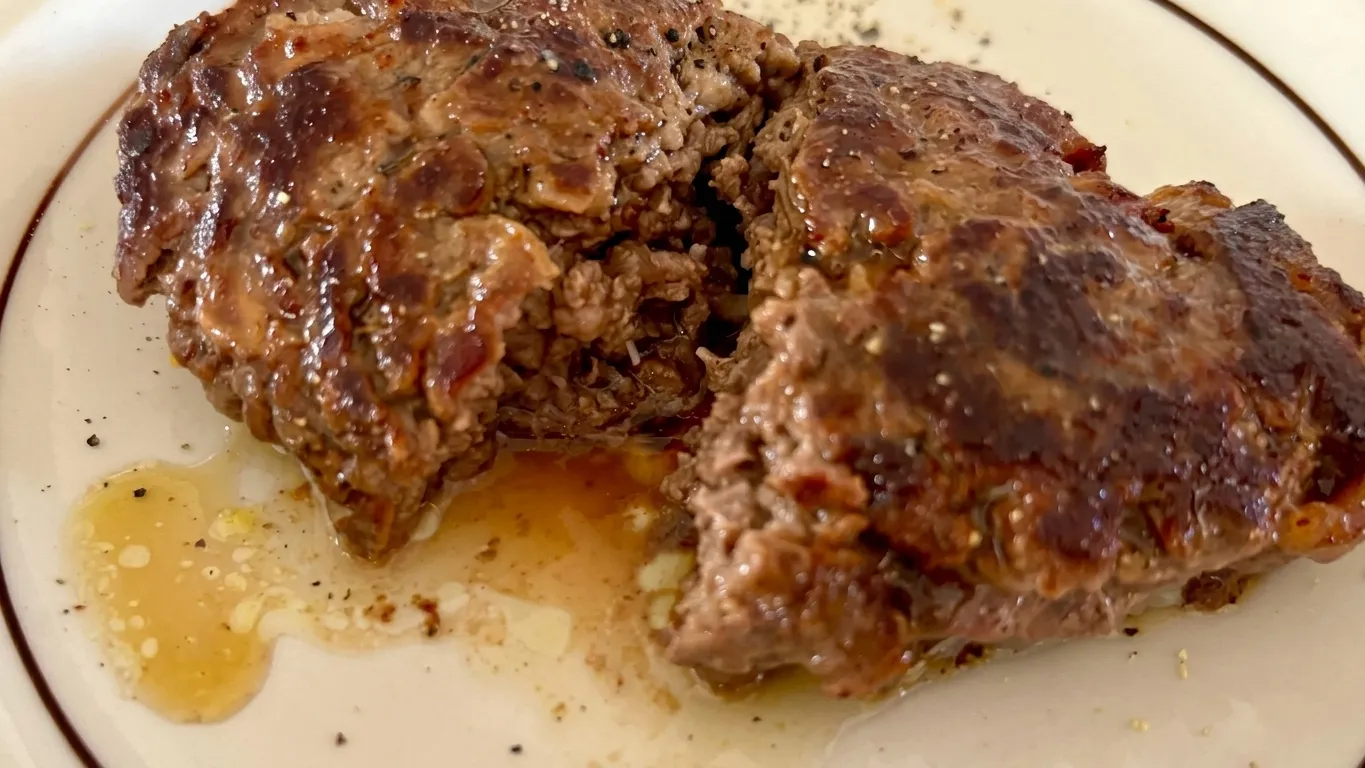 肉だけハンバーグ(ステークアッシェ)|つなぎいらずで牛肉の旨みを味わう