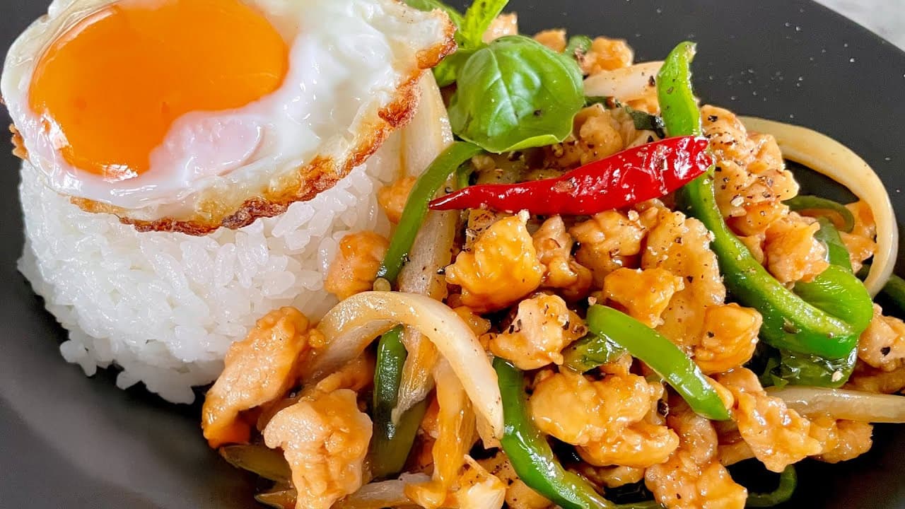 大人気アジア飯!鶏むね肉でさっぱり美味しくヘルシーに!ガパオライスの作り方